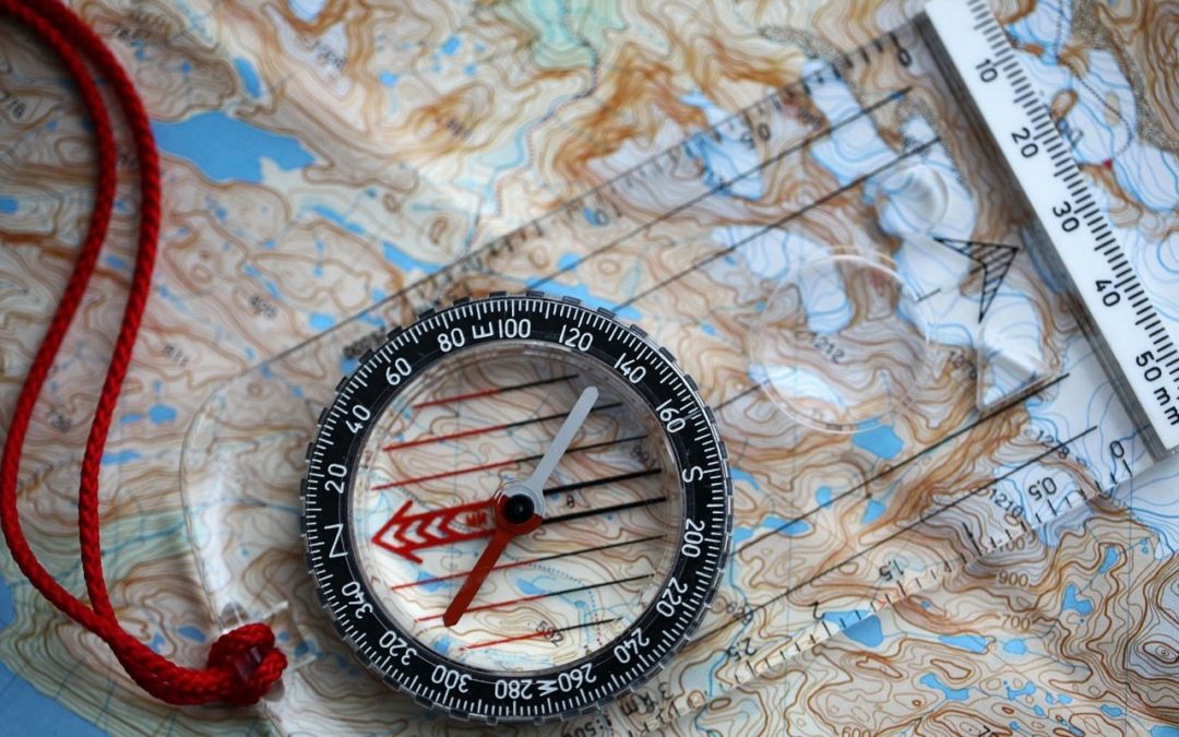 Orientation en randonnée : comment utiliser une boussole et une carte en montagne ?